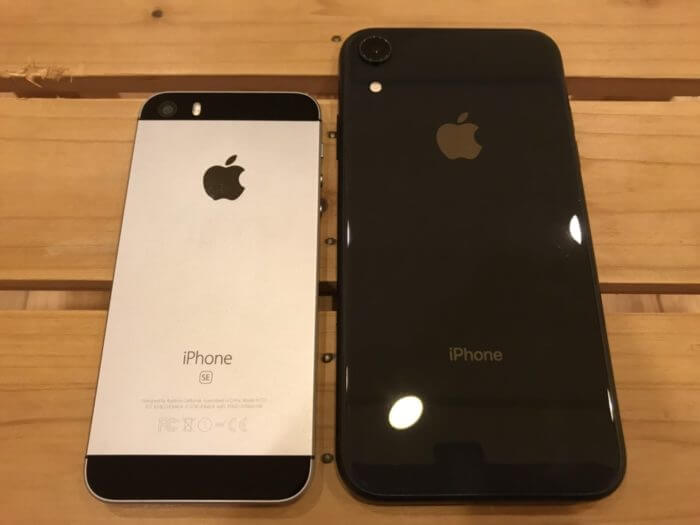iPhone SEとiPhone XRの大きさの違い（裏）