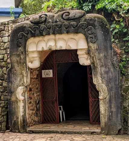 マヤ彫刻博物館の入口（ホンジュラス）